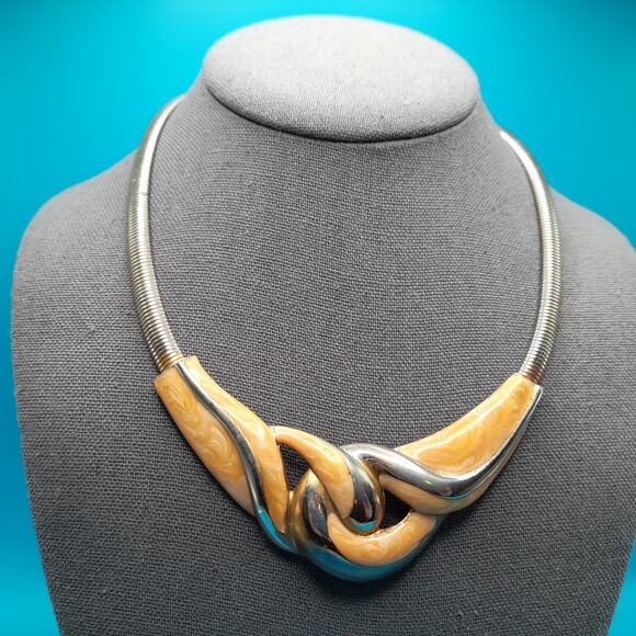 Vintage Beige Enamel Necklace, Omega Chain, 1980s Vintage Jewelry - Picture 4 of 11